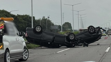파주 자유로서 화물차 넘어지고 차량 전복...1명 경상 / YTN