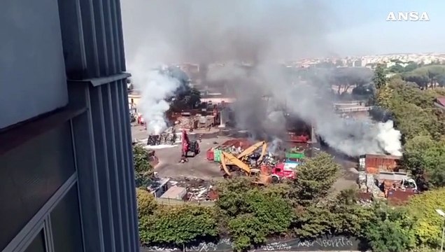 Roma, fumo e fiamme dopo l'esplosione in un distributore