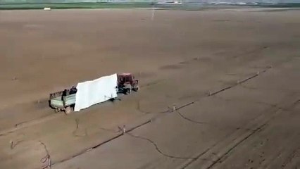 Konya bu videodaki hareketi konuşuyor: Komşu tarlaya zarar gelmesin diye yaptı