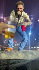 Post Malone cai de palco durante show após tentar brindar copo de cerveja com fã da plateia