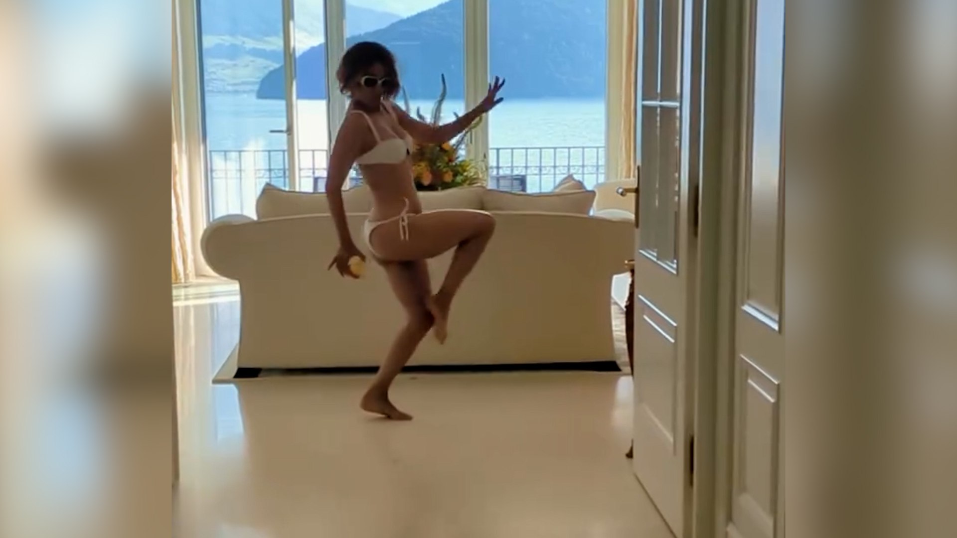 Halle Berry ha causado sensaci�n en Instagram con un v�deo publicado hace unos d�as en el que aparece bailando en bikini de forma espont�nea hasta que, literalmente, se le cae parte inferior. La grabaci�n fue realizada por su pareja, Van Hunt, y no ha tardado en viralizarse.

Ante la repercusi�n del reel, la actriz ha querido responder con naturalidad y humor. "�Sab�is cu�l es la mejor parte de la menopausia? �Que todo me importa una mierda!", ha se�alado.