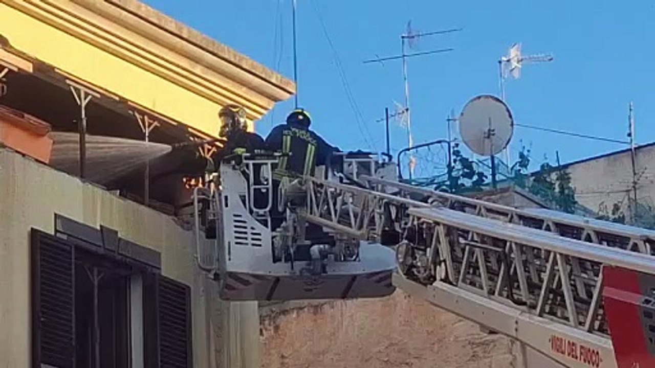 Esplosione a Sassari, le fiamme ripartono pi? di 24 ore dopo ma i vigili le spengono