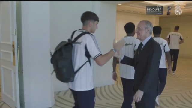 Florentino saluda a la plantilla del Real Madrid antes del Madrid - Juventus