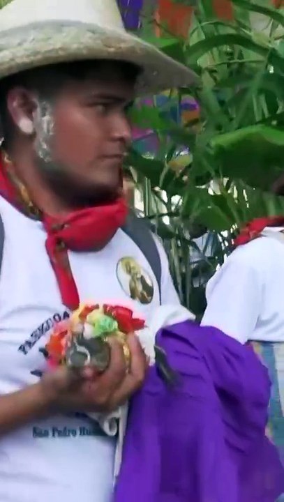 Alcalde se casa con un caimán