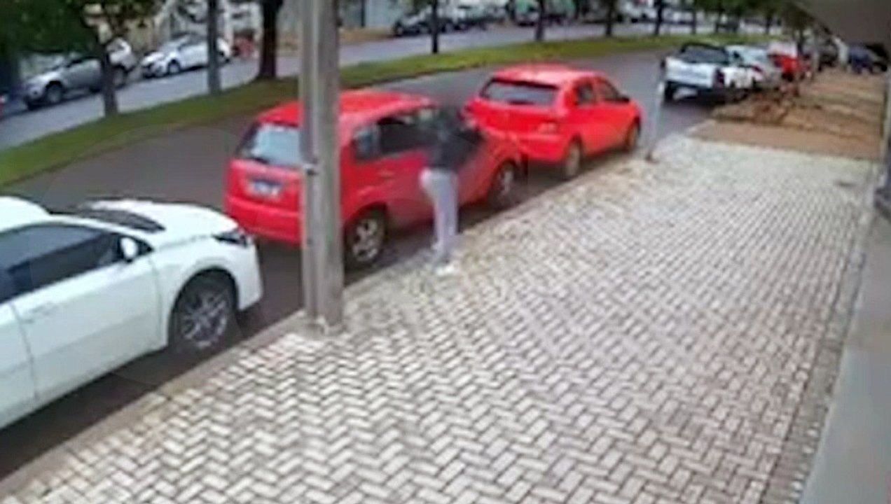 Mulher destrói carro após suposto desentendimento com ex em Cascavel