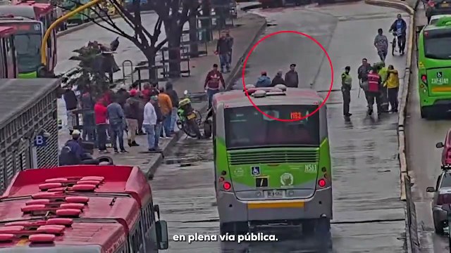 VIDEO | Riña con machetes en plena calle de Bogotá quedó grabada por cámaras de seguridad