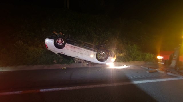 새벽 시간 고속도로 달리던 차량 전복... 졸음운전 / YTN