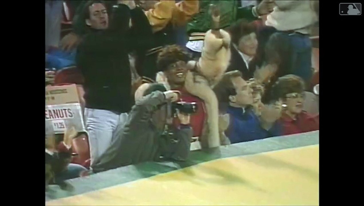 Rickey Henderson swipes his 893rd stolen base, passing Ty Cobb for the all-time American League lead (5/29/90)