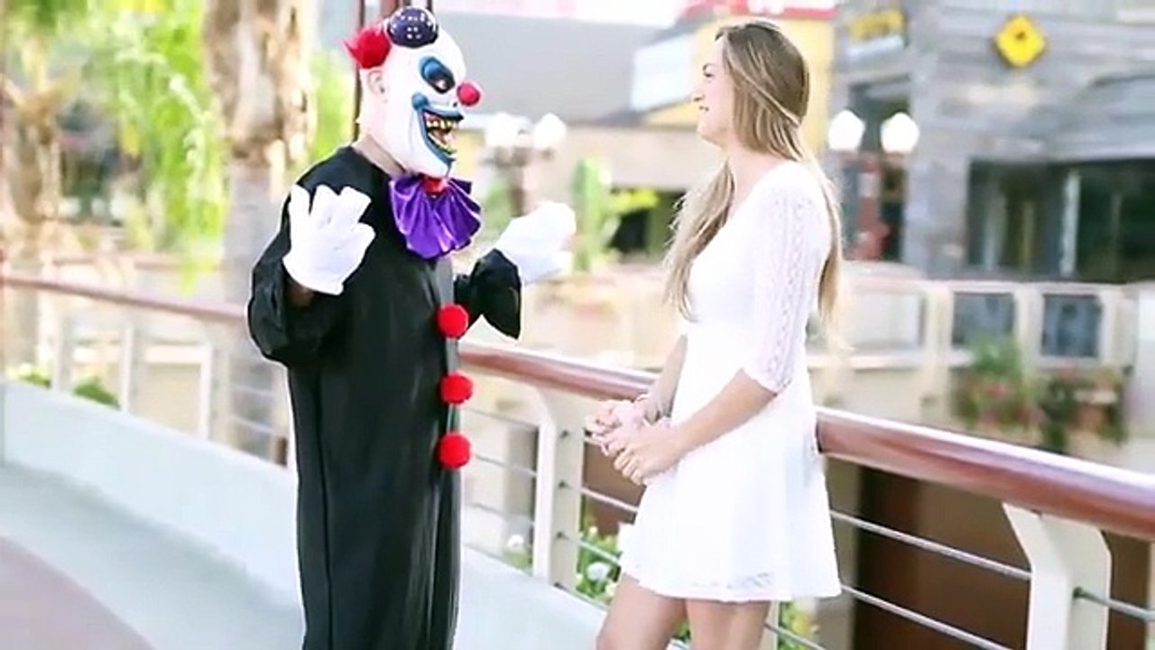 KILLER CLOWN KISSES GIRLS PRANK!