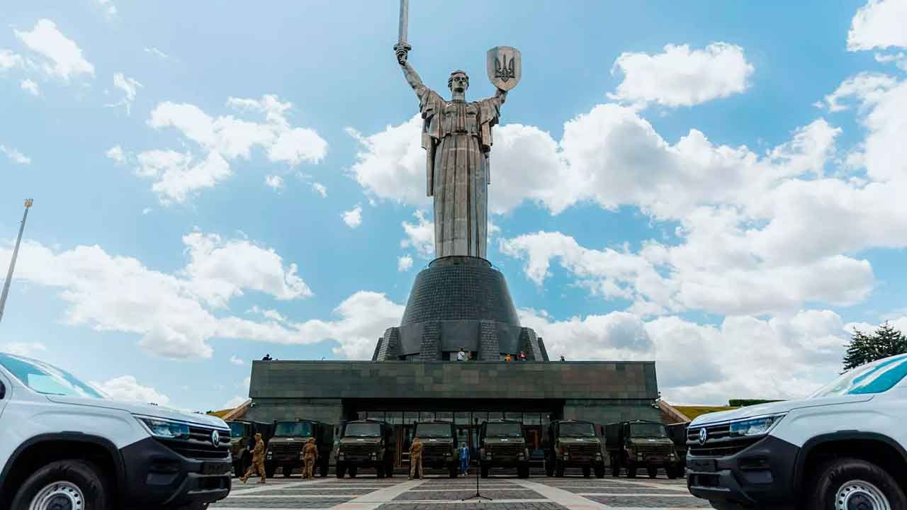 Deutschland verstärkt unterstützung für die ukraine mit militär-lkws und pick-ups