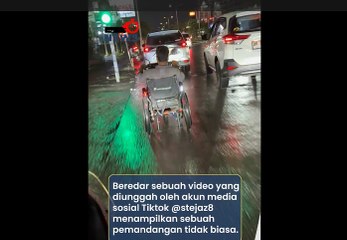 Kursi Roda Modifikasi Dikendarai Seorang Tunawisma Jadi Pemandangan Unik di Jalan