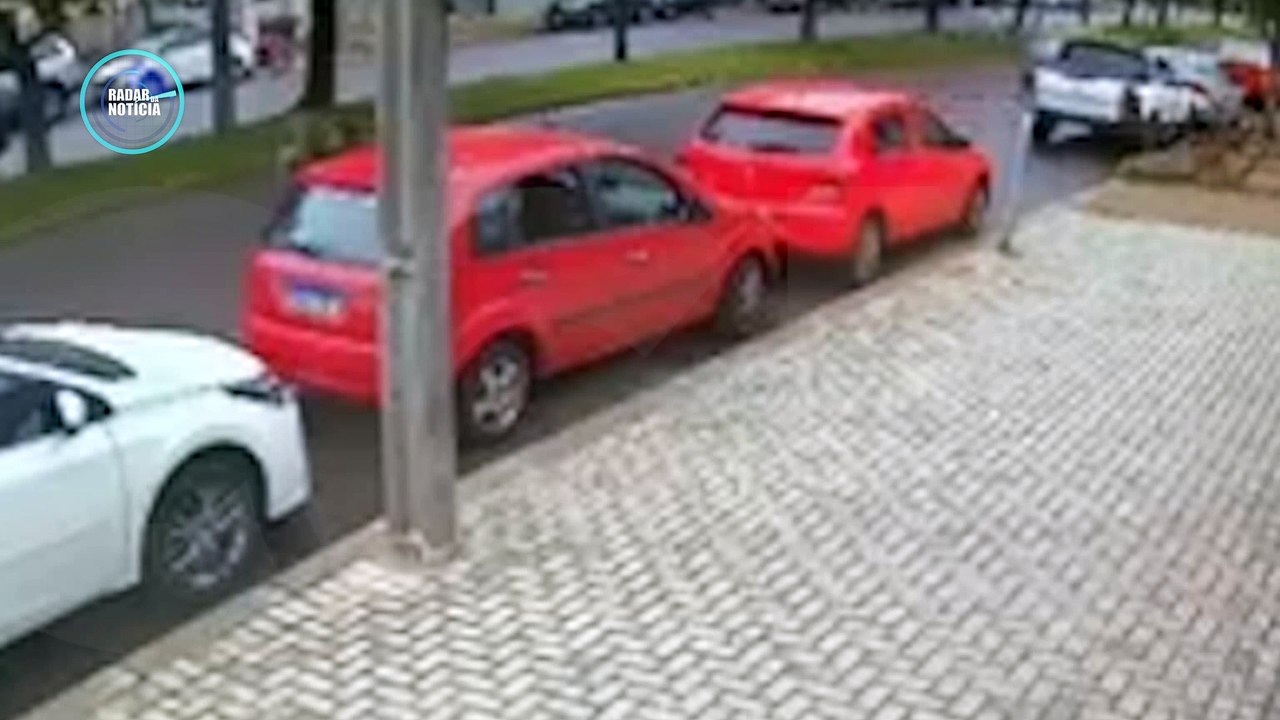Mulher destrói Fiesta em possível desentendimento amoroso em Cascavel