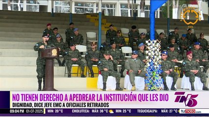 Jefe de las FFAA se enoja con sus excompañeros de armas por pedir su renuncia