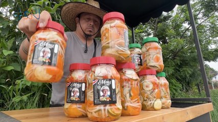 mqn-En la esquina de una ruta muy transitada, un vendedor canta para no olvidar a su padre-020725