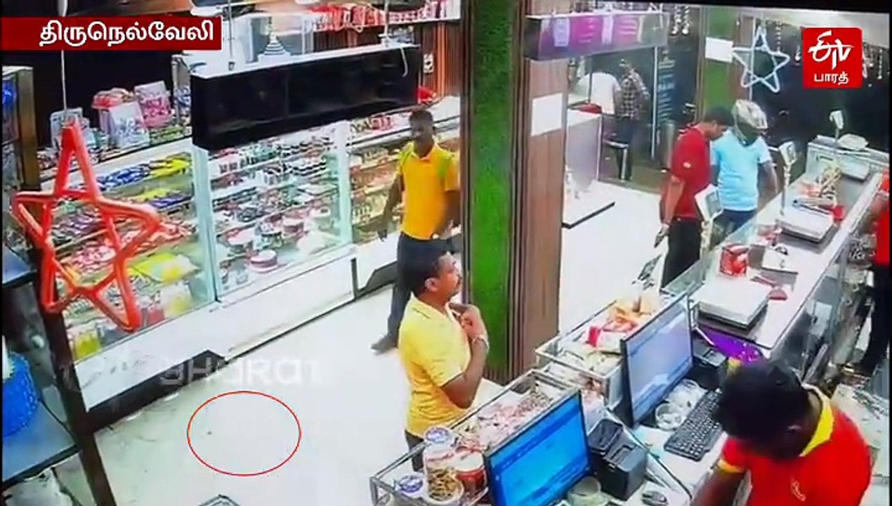 கேசுவலாக ஸ்வீட் கடையில் மணிபர்ஸை திருடும் மர்ம நபர்:  சிசிடிவி காட்சி வைரல்!