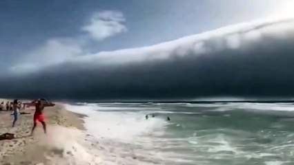 Un tsunami de nubes cubre la costa de Portugal