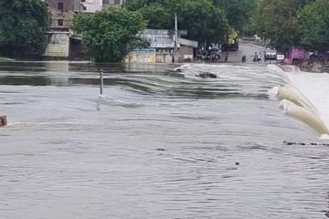 Video झमाझम बारिश से मार्ग हुए अवरुद्ध, घरों में घुसा पानी