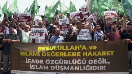 Manifestants à Istanbul s'en prennent au magazine LeMan pour une caricature controversée du Mahomet