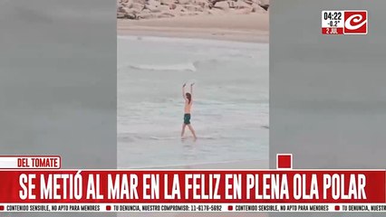 ¡Desafió a las temperaturas extremas y se metió al mar en plena ola polar!