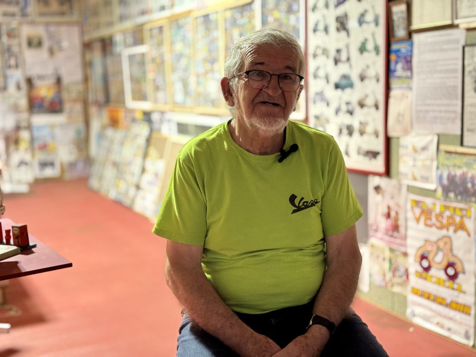 A 82 ans, Serge ouvre un musée Vespa unique en France dans son ancienne chèvrerie