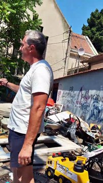 La colère du sénateur Stéphane Ravier en visite dans le 14e à Marseille où un squat s'est installé depuis 5 ans au pied d'une église : Je vais nettoyer tout ça moi !