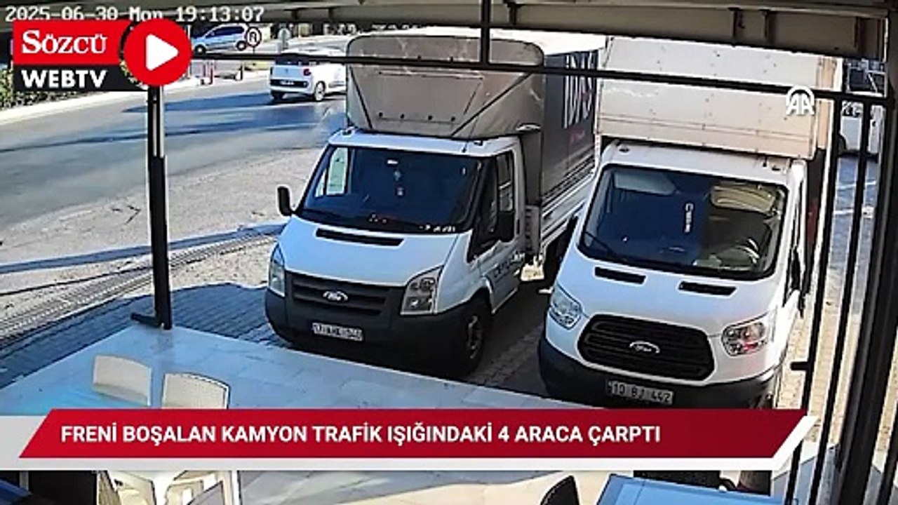 Çanakkale'de freni boşalan kamyon trafik ışığındaki 4 araca çarptı, 4 kişi yaralandı
