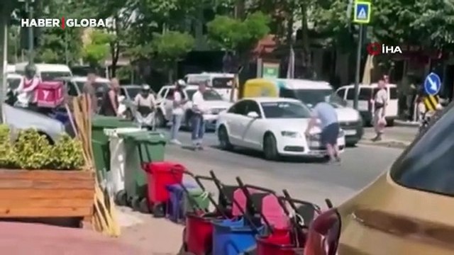 Yol verme tartışmasında aracın önünü kesti, sileceği kırıp cama yumruk attı