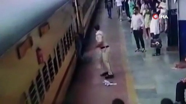 Hareket eden trene son anda binmeye çalışan kadın ölümden kıl payı kurtuldu