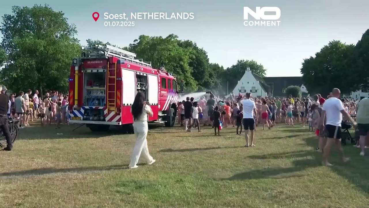 Niederländische Stadt kühlt sich mit Feuerwehr-Wasserschlacht ab