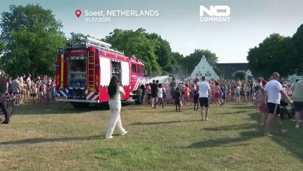 Holenderskie miasto chłodzi się wodną bitwą strażaków