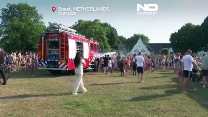 Residentes de cidade dos Países Baixos refrescam-se em combate de água liderado pelos bombeiros