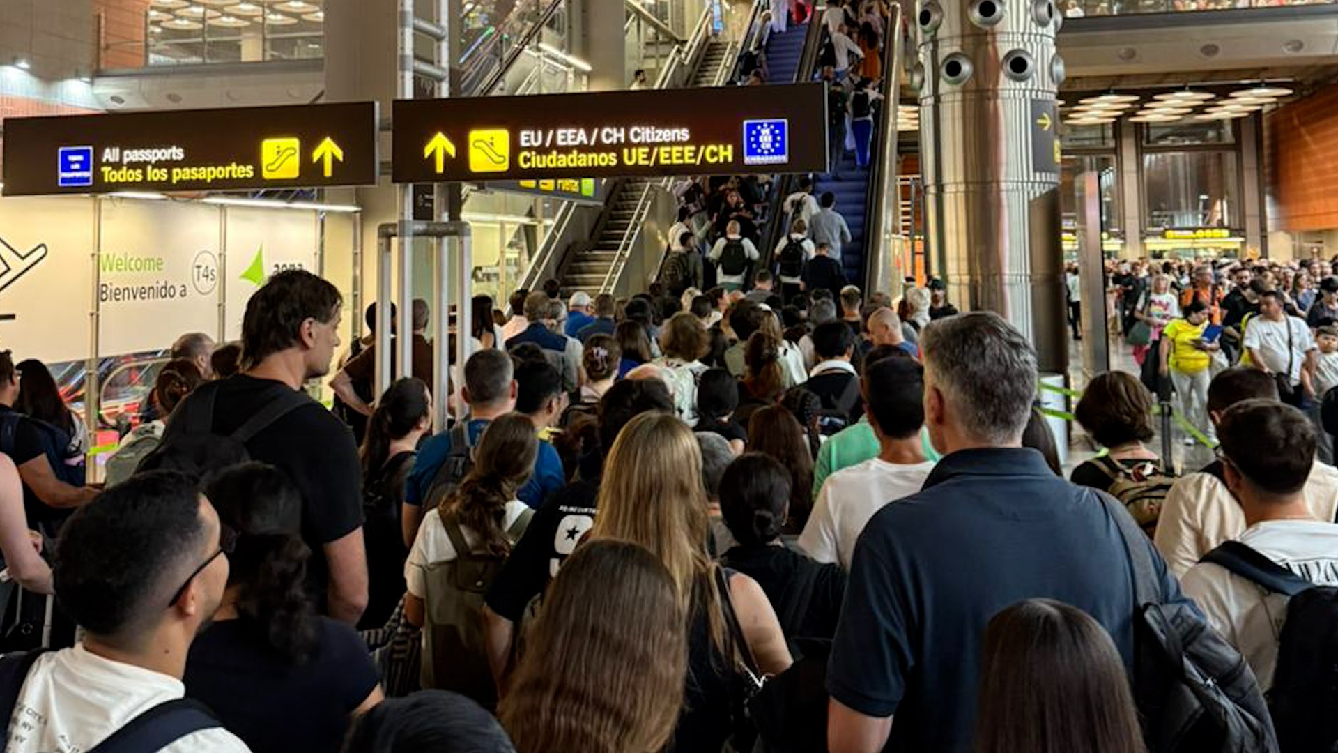 El caos no se qued� solo en las v�as del tren tras una jornada de crisis ferroviaria. En plena operaci�n salida al verano, este mi�rcoles, cientos de personas pierden sus vuelos y se aglomeran en el Aeropuerto Adolfo Su�rez Madrid-Barajas.