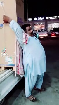 Ce pakistanais porte une clim sur son dos