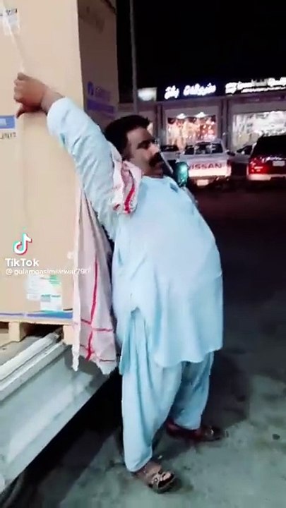 Ce pakistanais porte une clim sur son dos