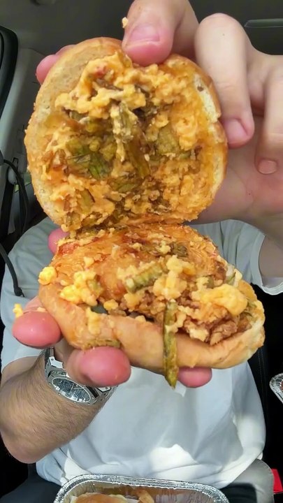 Follow for more ASMR videos🌮🍟 Credits: @yoeats23 #mukbang #asmr #fastfood #asmreating