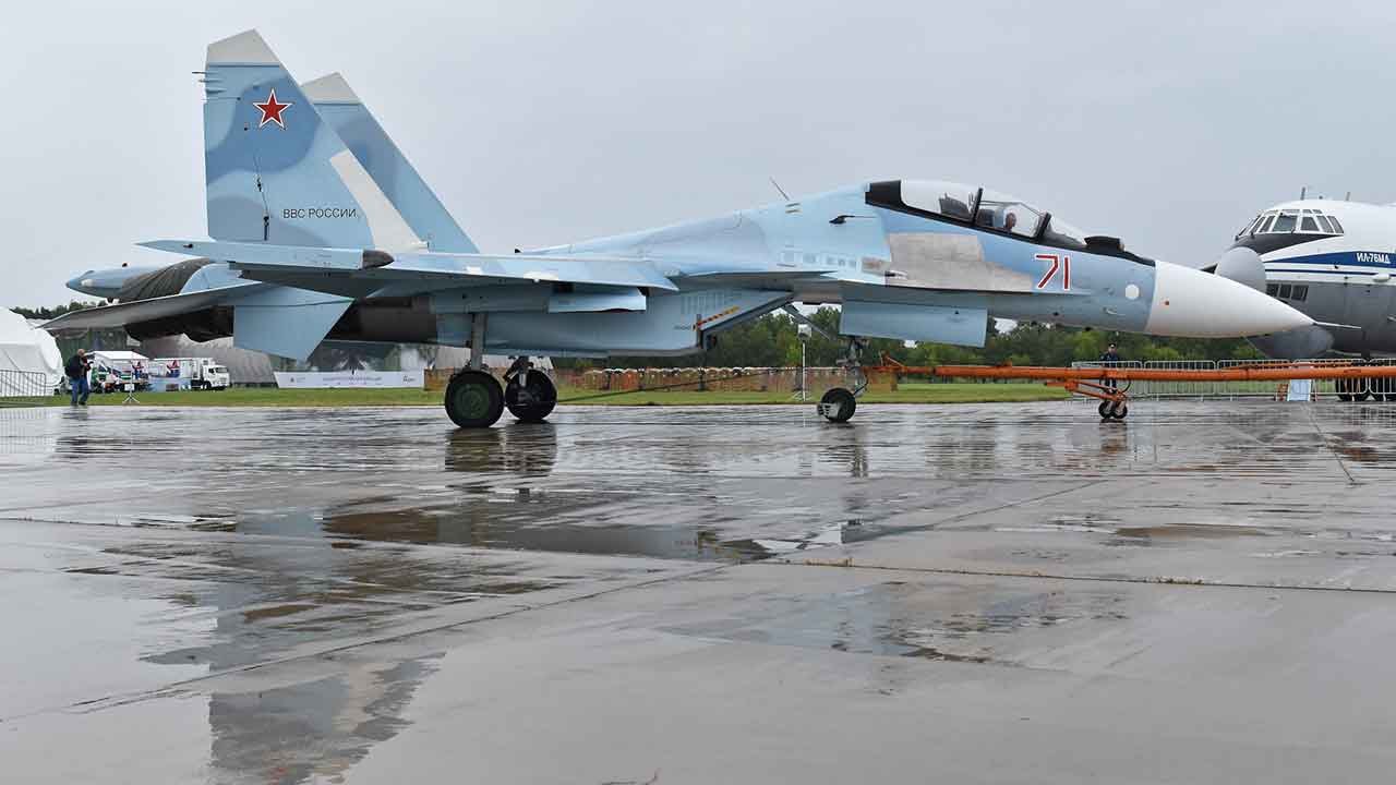 Ukrainische Drohnen greifen Su-30-Kampfjet und russisches Luftabwehrsystem an