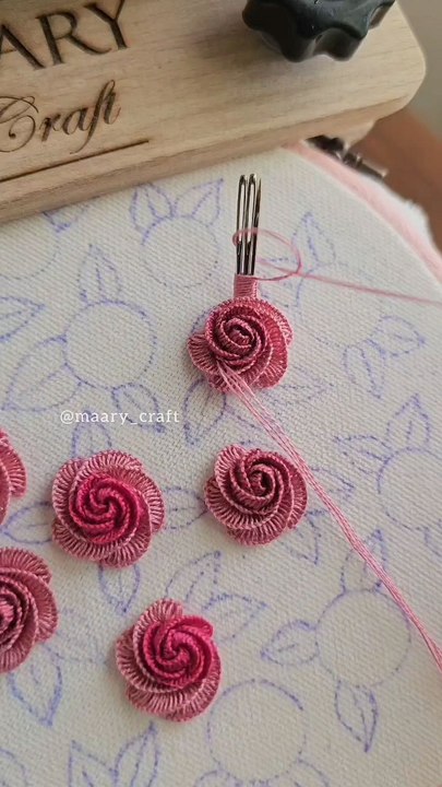 Knit a Beautiful Flower via: @maary_craftCreate a stunning flower with this easy knitting project! Perfect for adding a handmade touch to hats, scarves, or home décor, this beautiful knit flower is a charming way to showcase your skills and creativity.
