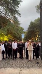 ديور تجمع نجمات العالم بإطلالات بيضاء في روما