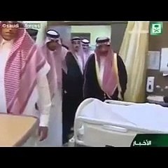 ولي العهد يزور طالب مصاب بالمستشفى: مبروك التخرج