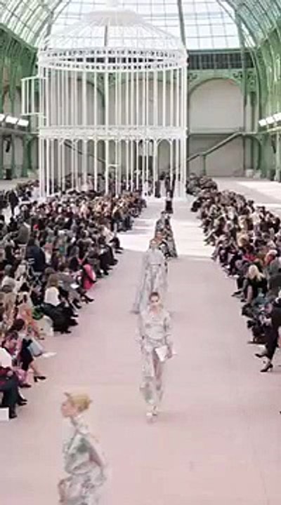 5 نقوش تسيطر على صيحات موضة ربيع وصيف 2025