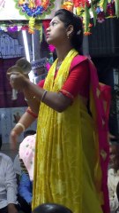 সখি আনমনে কার কথা ভেবে শুধু বাজিয়েই চলেছে