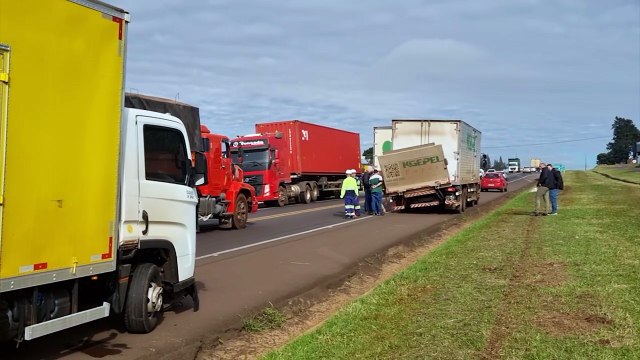 Caminhões baú se envolvem em colisão traseira na BR-277