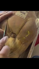 Ironiza con la desagradable sorpresa que se encuentra al comprar un pollo envasado: "Tiene doble proteína"
