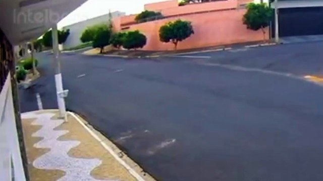 Criança morre e outra fica ferida após bicicleta motorizada bater em moto