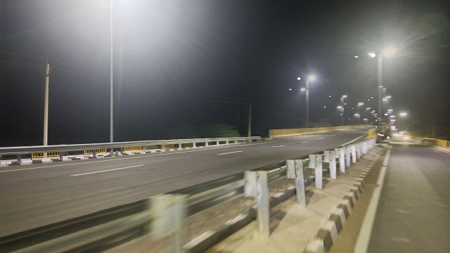 हाइवे की सड़क चकाचक, दू​धिया रोशनी से जगमग