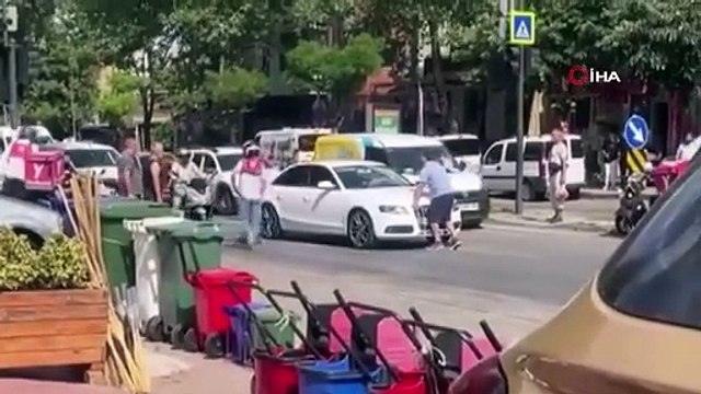 Trafik magandası trafiği karıştırdı! Aracın önünü kesti, sileceği kırıp cama yumruk attı