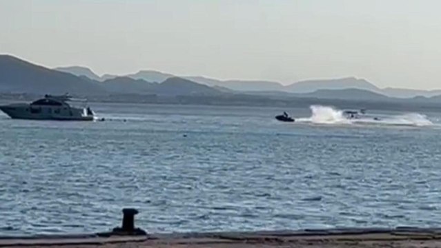 Varios vídeos de las embarcaciones que fondean junto a la Isla del Ciervo y la basura resultante de las fiestas en la arena del Mar Menor.