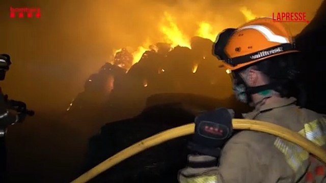 Caldo e roghi, in Spagna almeno due morti: la colonna di fumo e cenere ha raggiunto i 14mila metri di altitudine