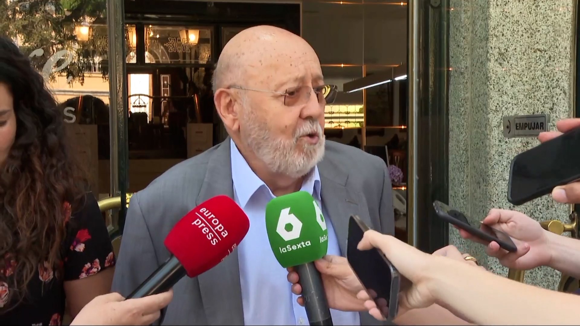 El presidente del Centro de Investigaciones Sociol�gicas (CIS), Jos� F�lix Tezanos, ha instado a esperar la resoluci�n judicial del caso Koldo, que ha derivado en el ingreso en prisi�n provisional del exsecretario de Organizaci�n del PSOE, Santos Cerd�n. Tezanos ha planteado la posibilidad de que los implicados "sean corruptos o estemos ante un montaje".

"Desde luego, habr� que esperar a la resoluci�n final de los casos para ver si son corruptos o si estamos ante un montaje. Es decir, no es imposible que estemos ante un montaje. De momento hay jueces y personal judicial que est�n intentando buscar el dinero.