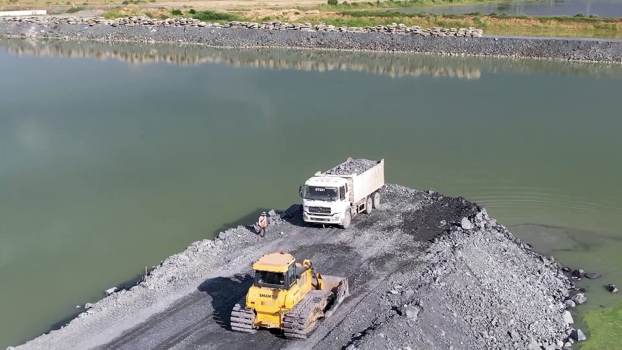 The SHANTUI DH17 C3 bulldozer is known for its efficiency in grading, excavation